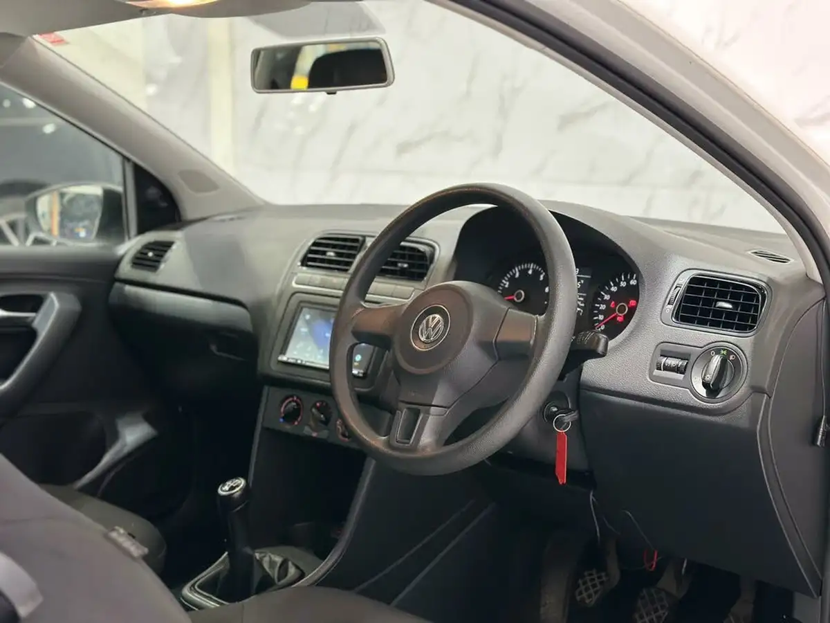 2011-volkswagen-polo-12-s-3d-big-28