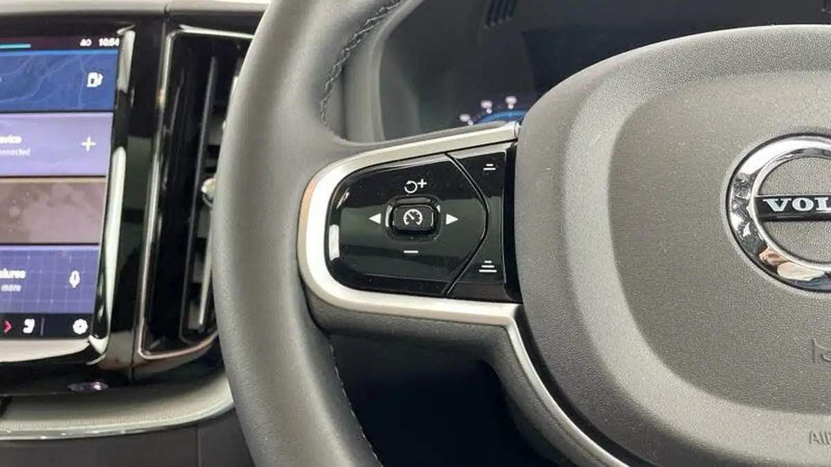 2024-volvo-xc60-20-b5-ultra-black-edition-big-24