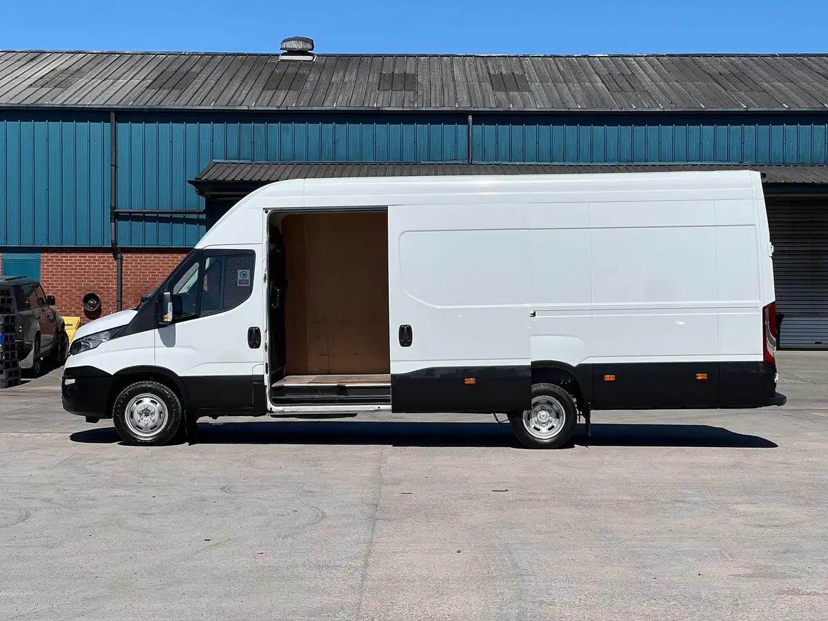 2017-iveco-daily-c-class-23td-35c14-mwb-35c14v-eu6-business-3520l-h2-panel-van-big-5