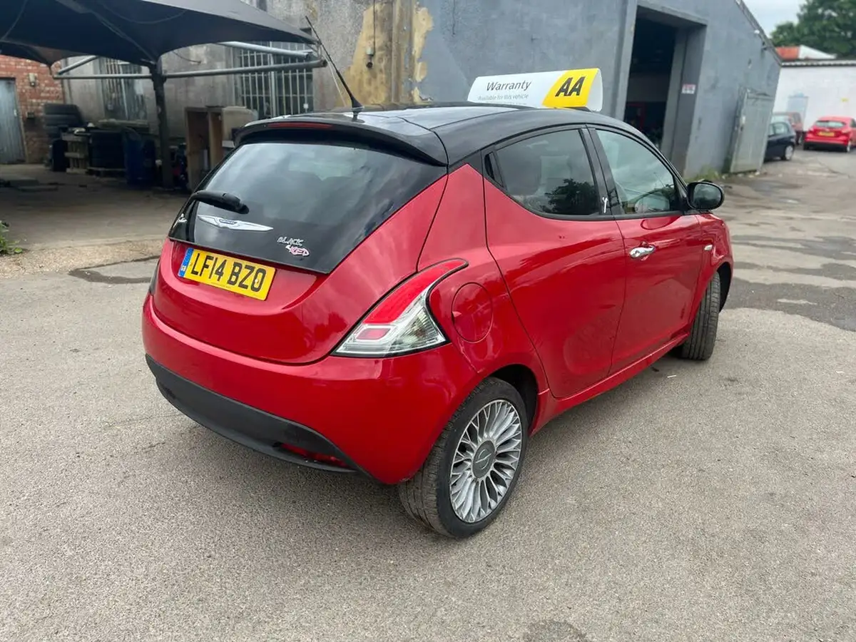 2014-chrysler-ypsilon-12-blackred-big-7