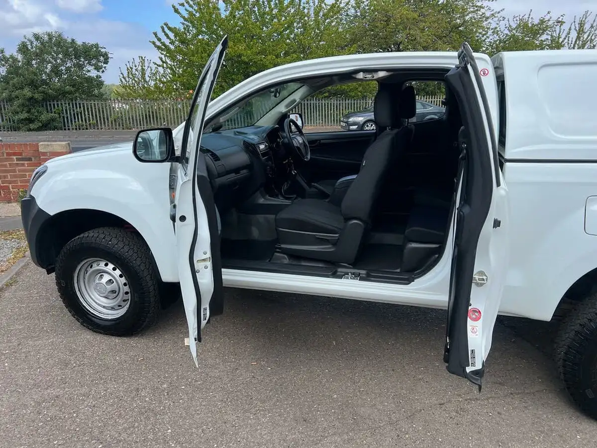 2019-isuzu-d-max-19td-utility-4x4-extended-pick-up-big-9