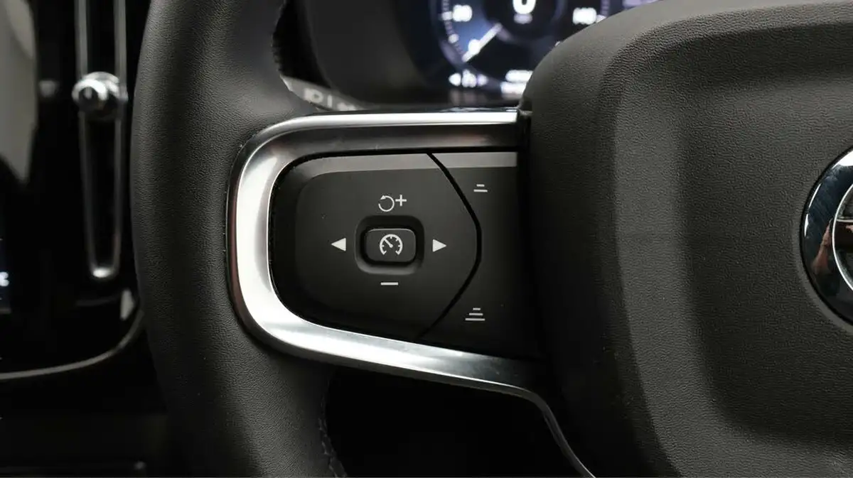 2022-volvo-xc40-15-t3-r-design-auto-big-23