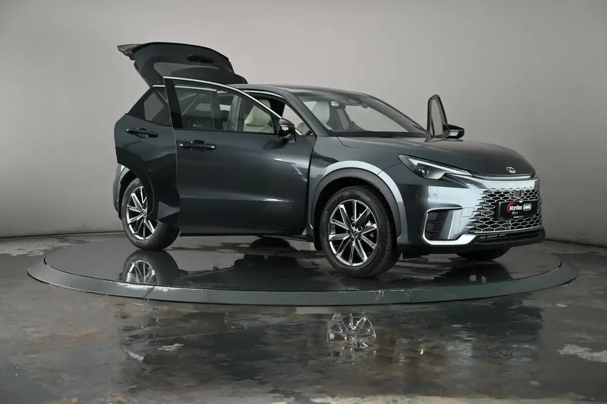 2025-lexus-lbx-15-premium-plus-big-40