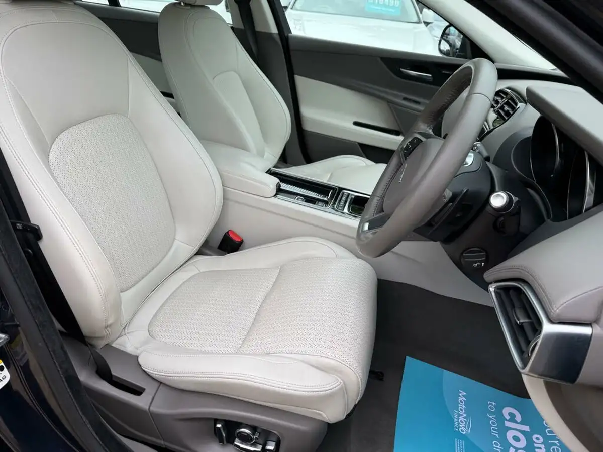 2019-jaguar-xe-20i-portfolio-200ps-big-18
