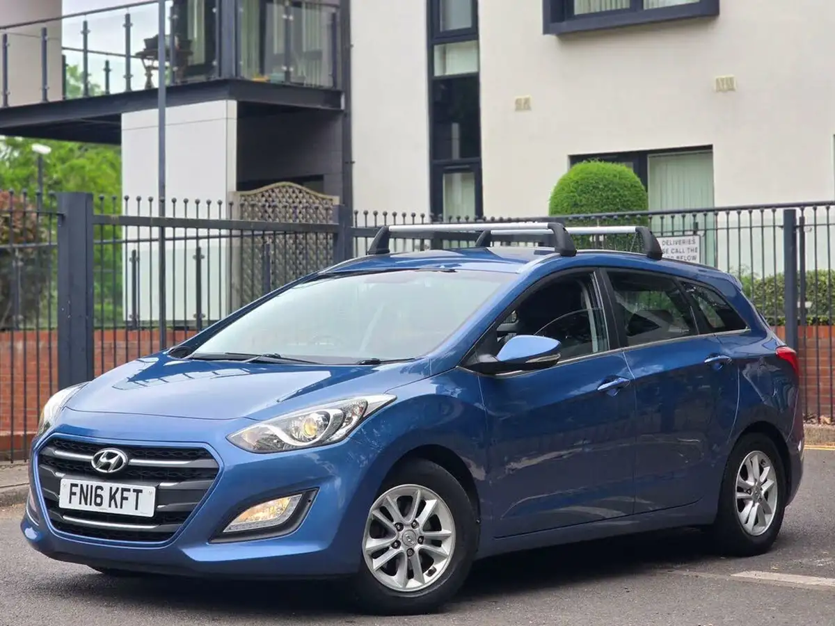 2016-hyundai-i30-16crdi-se-nav-110ps-tourer-big-3