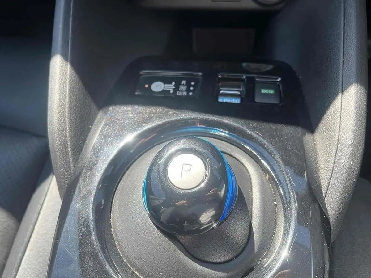 2021-nissan-leaf-e-tekna-big-38