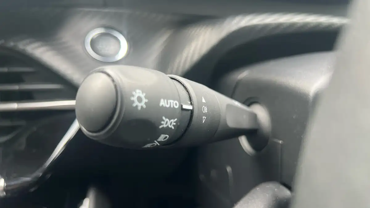2022-peugeot-208-12-puretech-allure-premium-100bhp-big-26