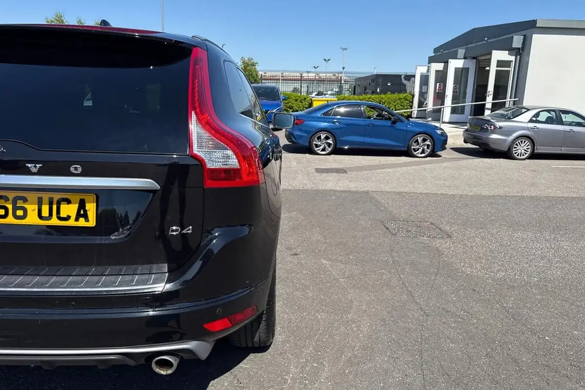 2016-volvo-xc60-20td-d4-r-design-lux-nav-geartronic-big-36