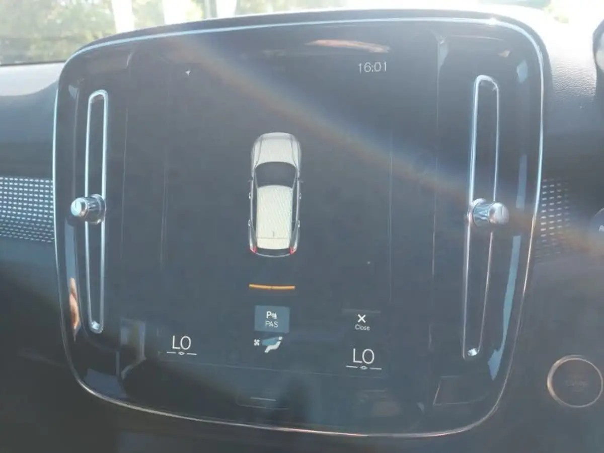 2020-volvo-xc40-15-t3-r-design-big-10