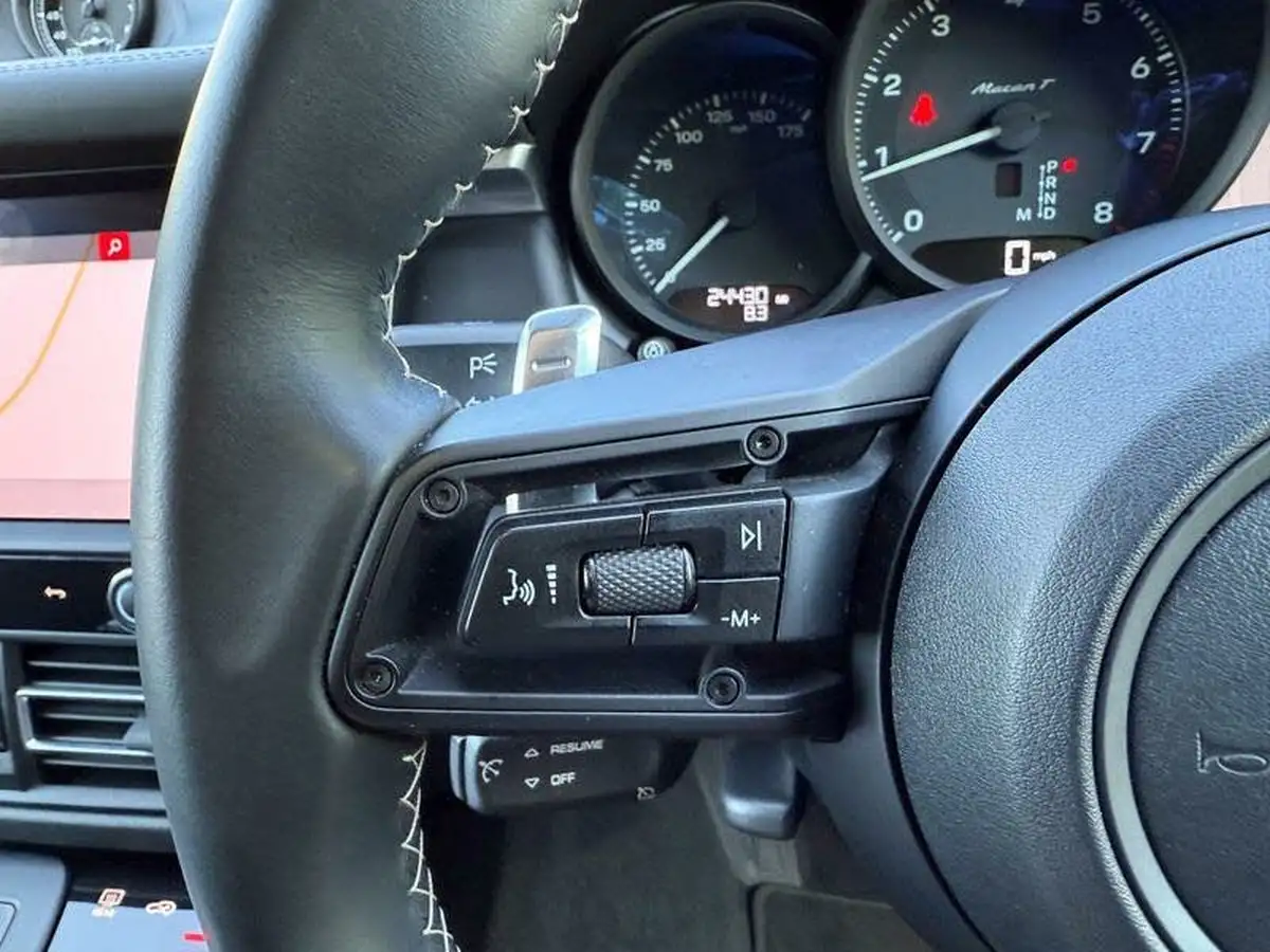 2022-porsche-macan-20-big-28