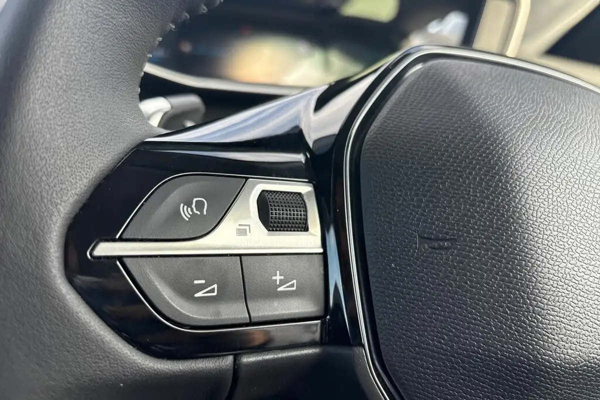 2023-peugeot-208-12-puretech-allure-premium-130ps-eat8-big-22