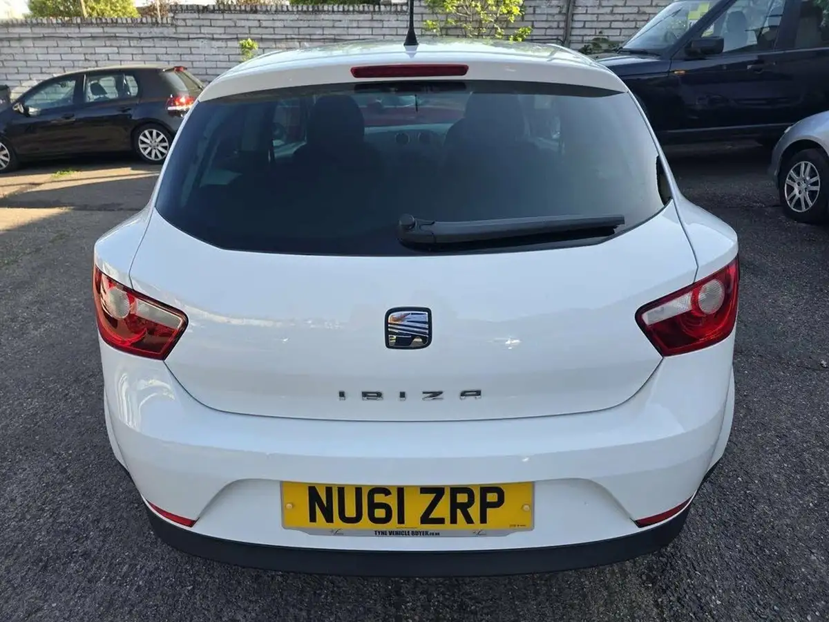 2011-seat-ibiza-14-se-copa-16v-sportcoupe-hatchback-3d-big-3