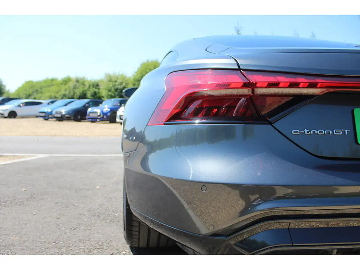 2021-audi-e-tron-gt-e-big-40