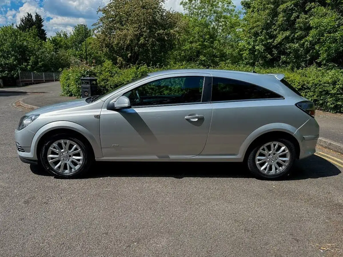 2011-vauxhall-astra-16-sri-16v-vvt-sport-hatch-3d-big-5
