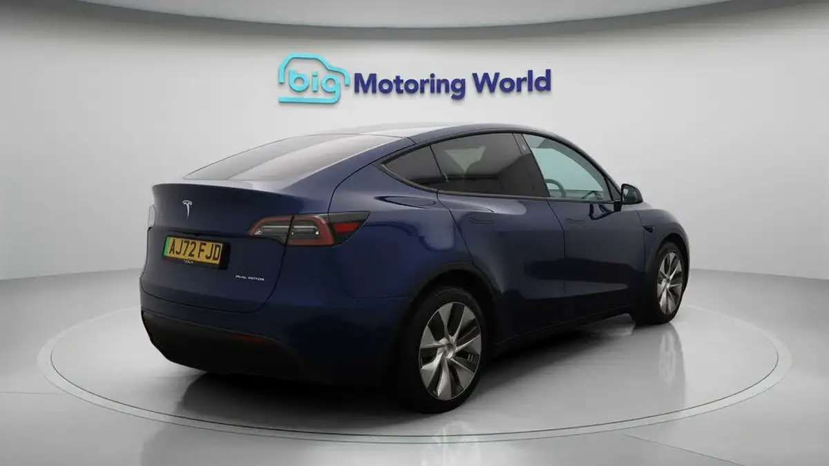2022-tesla-model-y-e-long-range-big-7