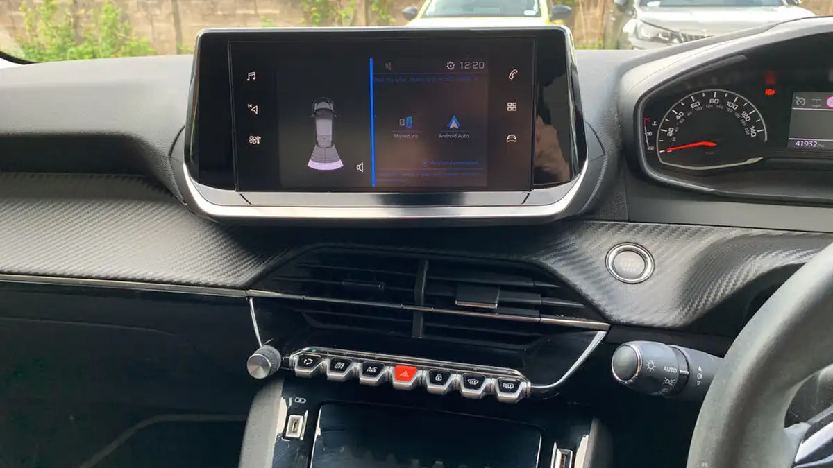 2021-peugeot-208-12-puretech-allure-100bhp-big-9