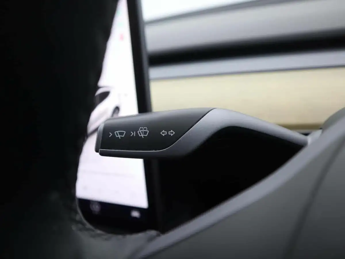 2022-tesla-model-y-e-long-range-big-35