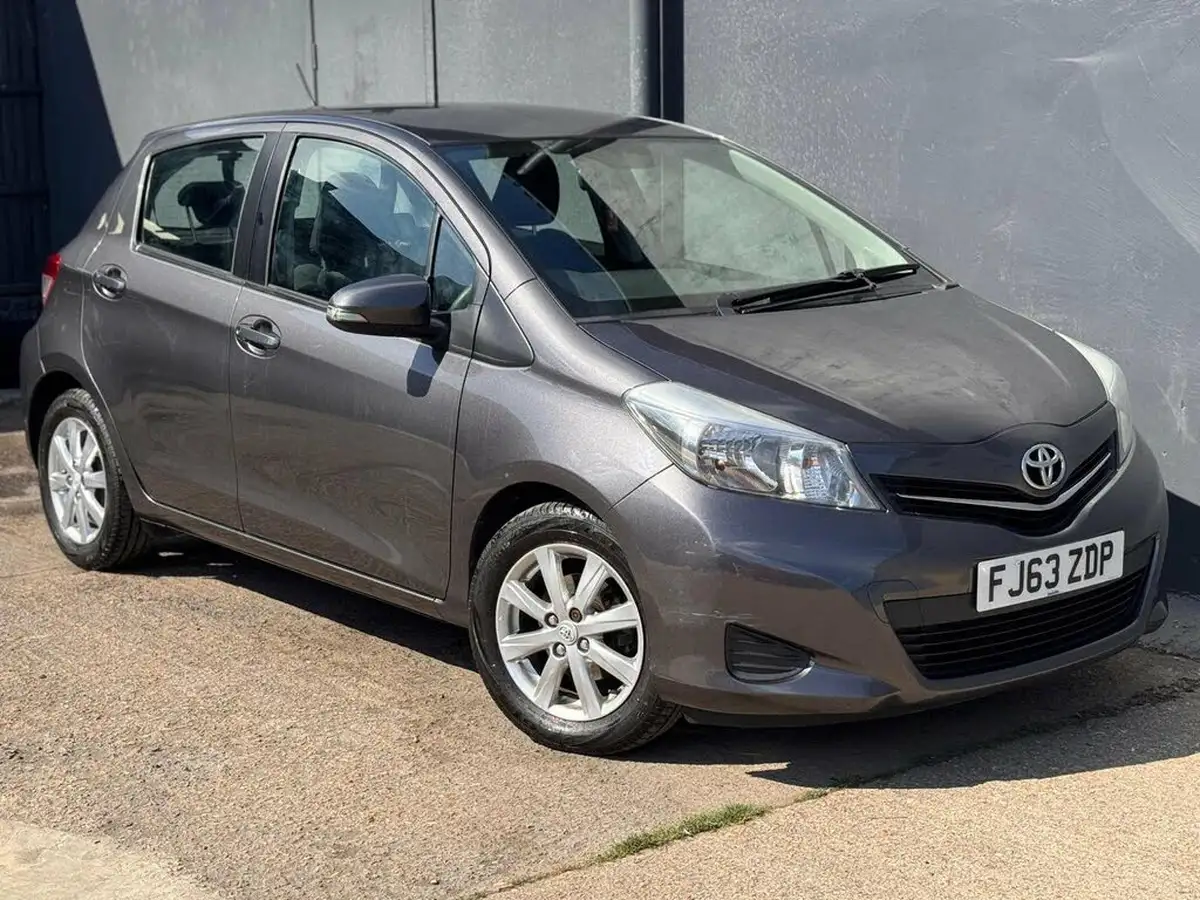 2013-toyota-yaris-133-tr-vvt-i-5d-big-0