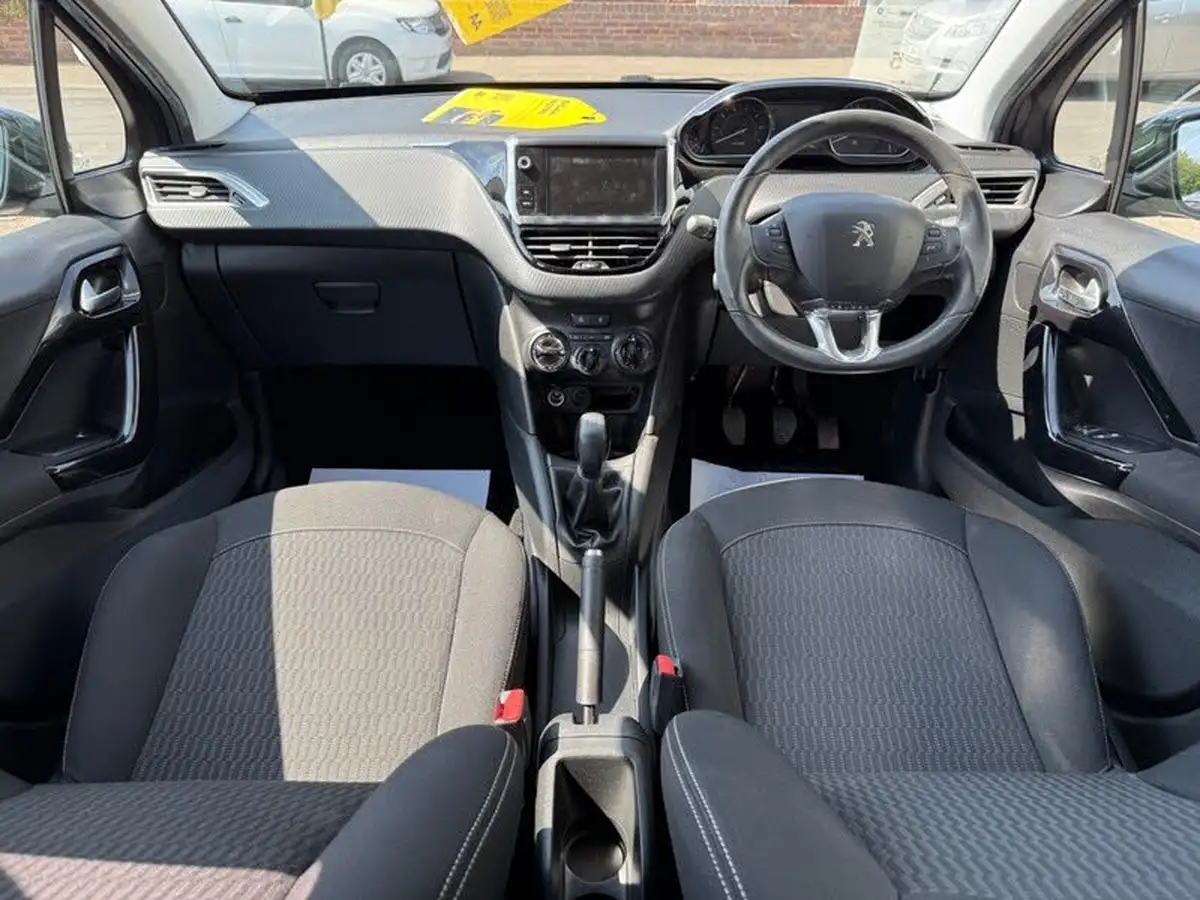 2017-peugeot-208-12-puretech-active-82bhp-5d-big-15