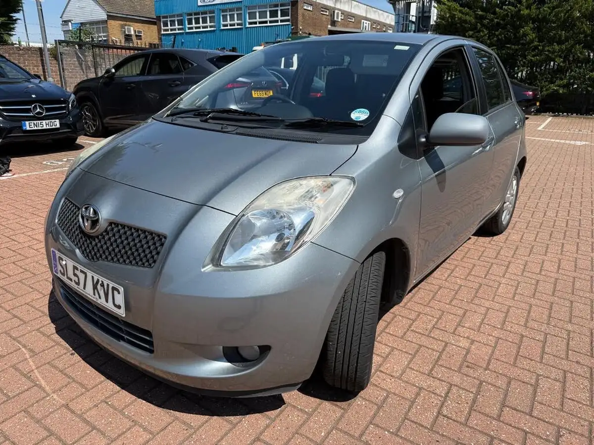 2007-toyota-yaris-13-tr-5d-big-5