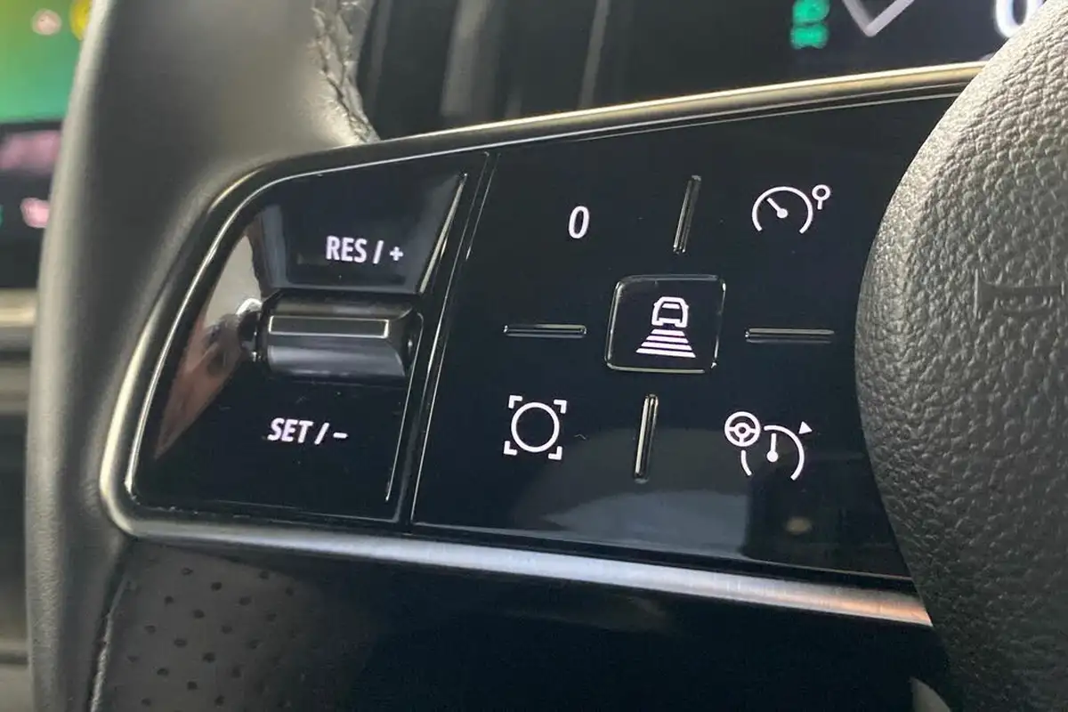 2023-renault-megane-e-tech-e-techno-big-34