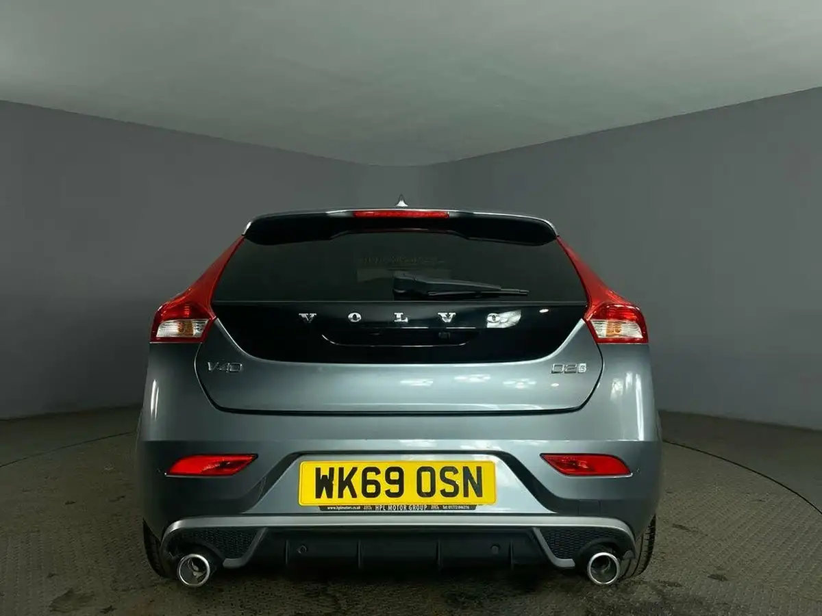 2019-volvo-v40-20td-d2-r-design-edition-big-14
