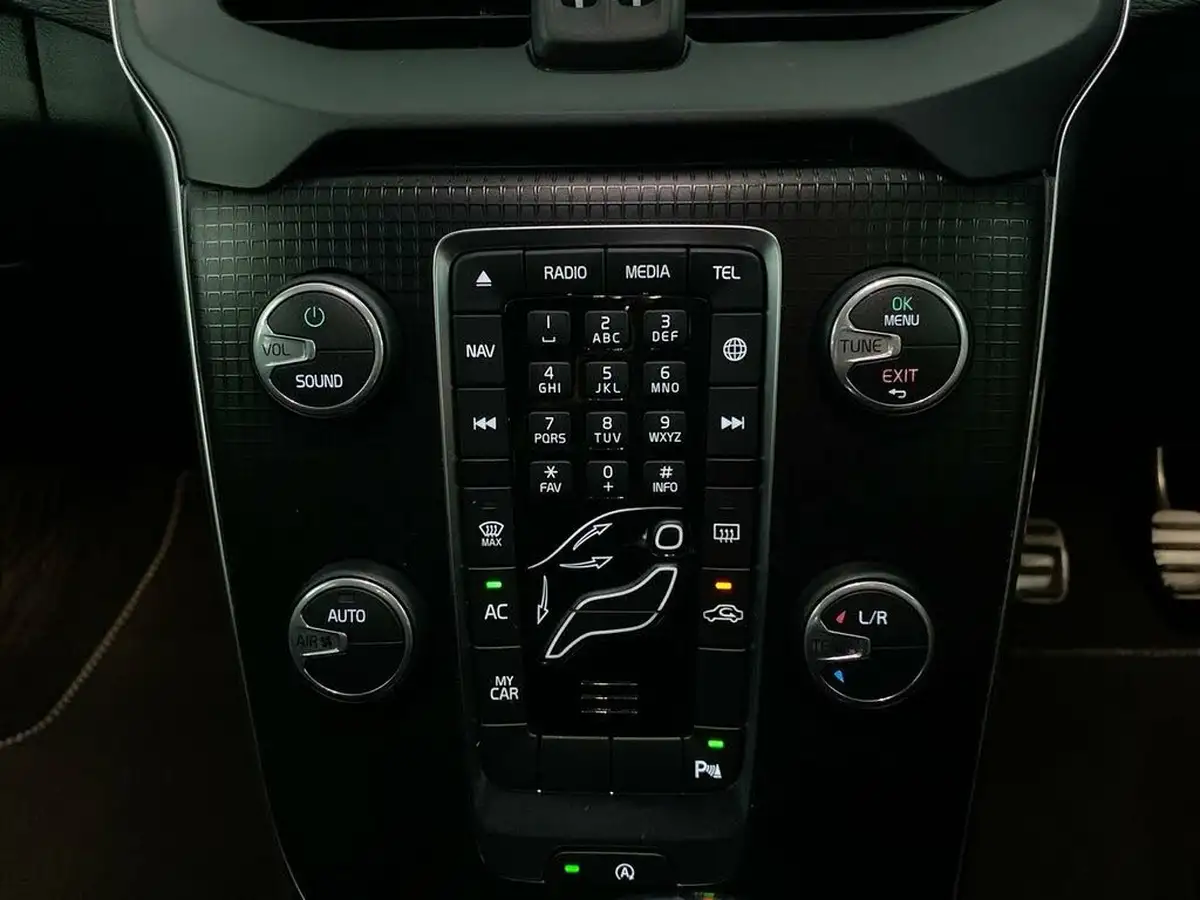 2019-volvo-v40-20td-d2-r-design-edition-big-38