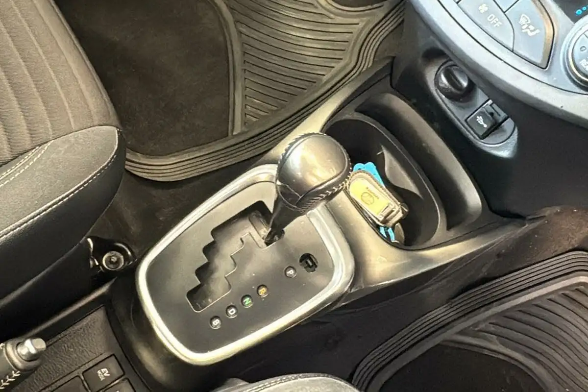 2014-toyota-yaris-15-vvt-i-excel-hybrid-big-25