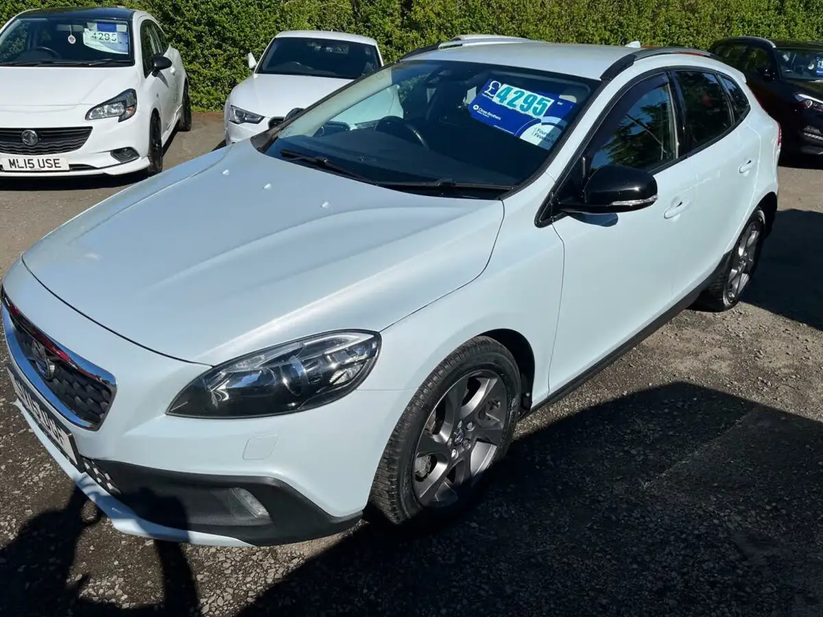 2015-volvo-v40-16td-d2-cross-country-lux-nav-big-4