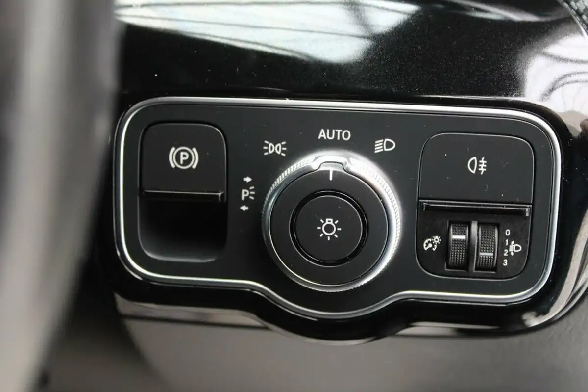 2018-mercedes-benz-a-class-15d-a180d-se-116ps-ss-7g-dct-big-45