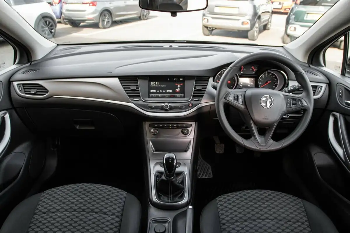 2017-vauxhall-astra-10i-turbo-design-ssecotec-hatchback-big-3