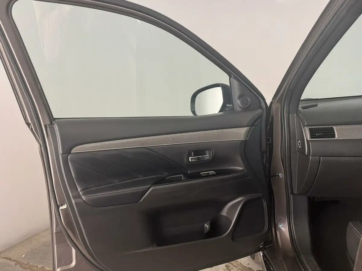 2021-mitsubishi-outlander-24-dynamic-safety-phev-big-22