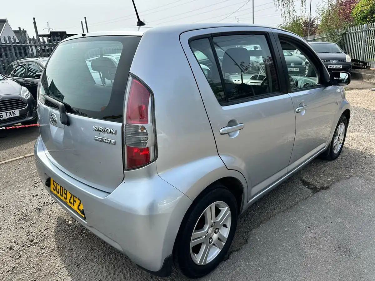 2009-daihatsu-sirion-13-se-big-30