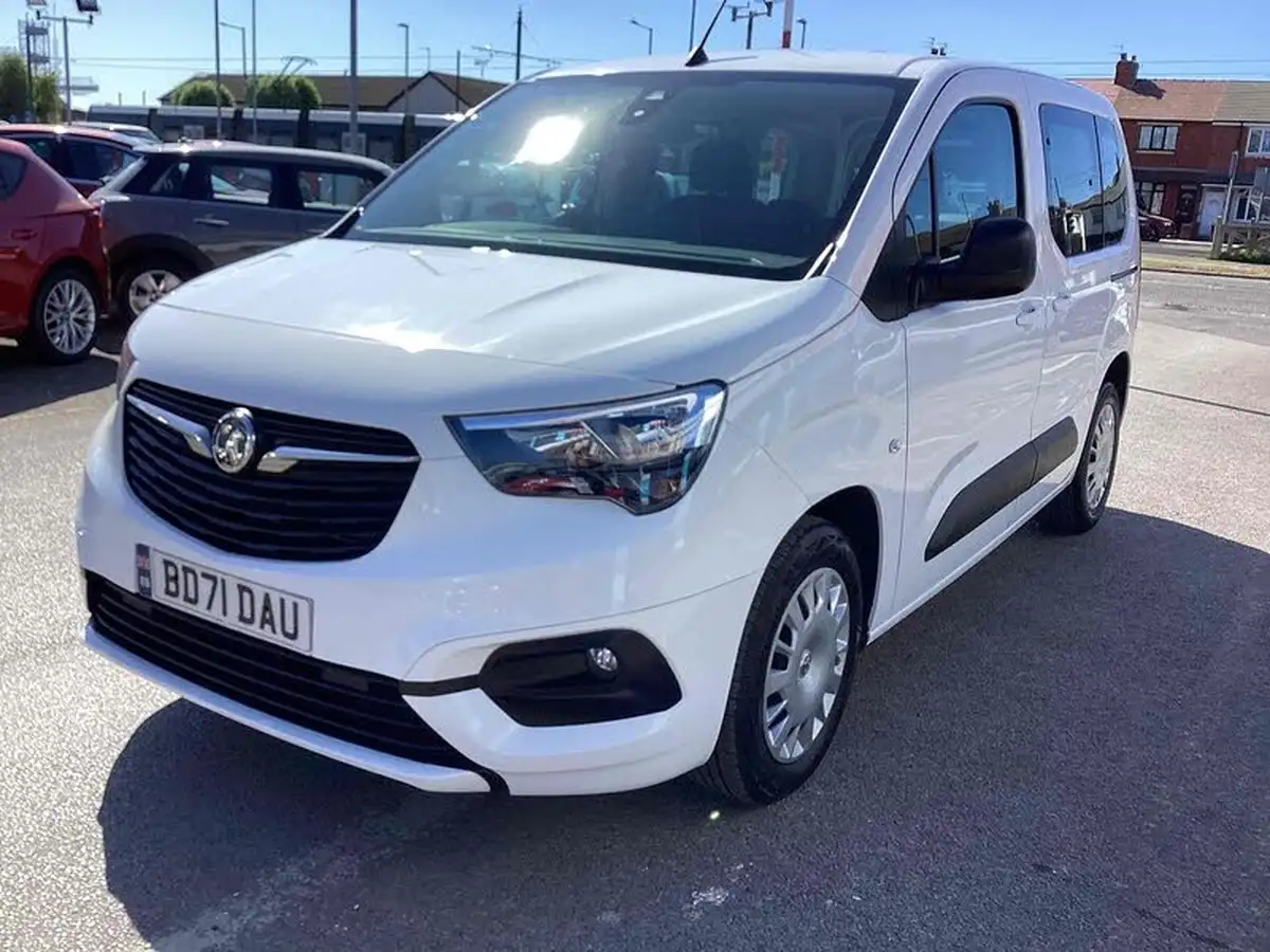2021-vauxhall-combo-life-12i-edition-big-4