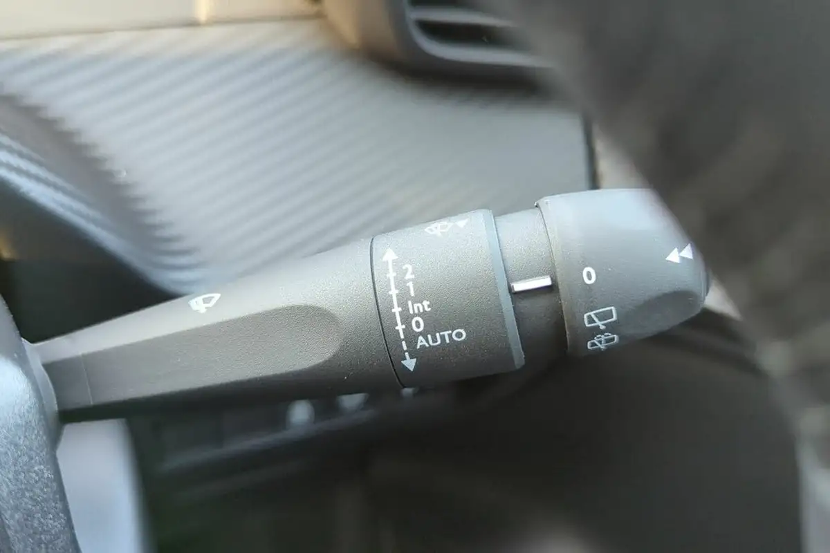 2025-peugeot-208-12-puretech-allure-big-24