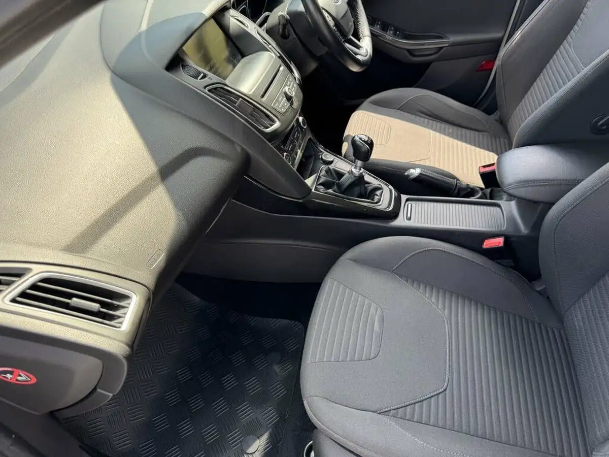 2015-ford-focus-10-titanium-t-125ps-hatchback-big-36