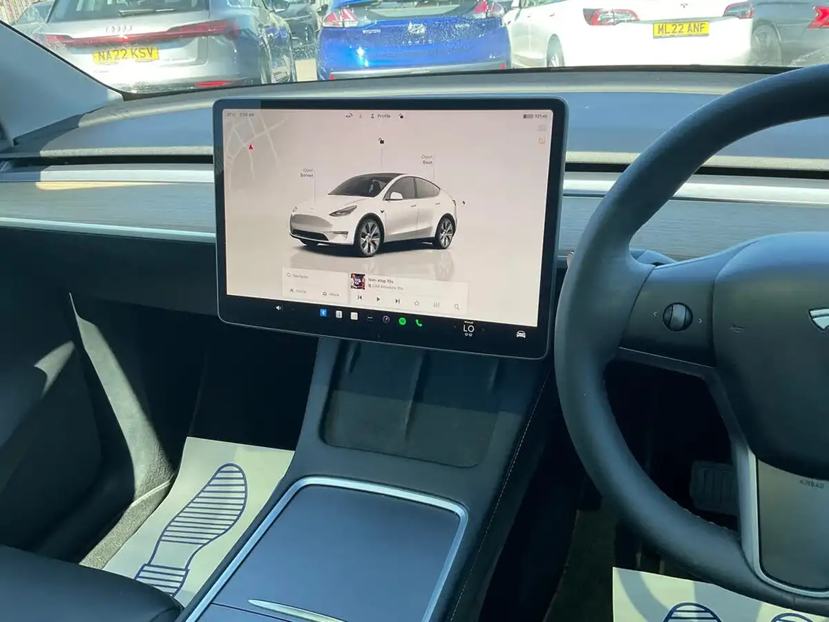2023-tesla-model-y-e-long-range-big-18