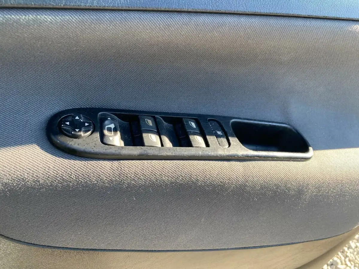 2010-peugeot-207-14-sport-vti-95-5d-1397cc-big-40