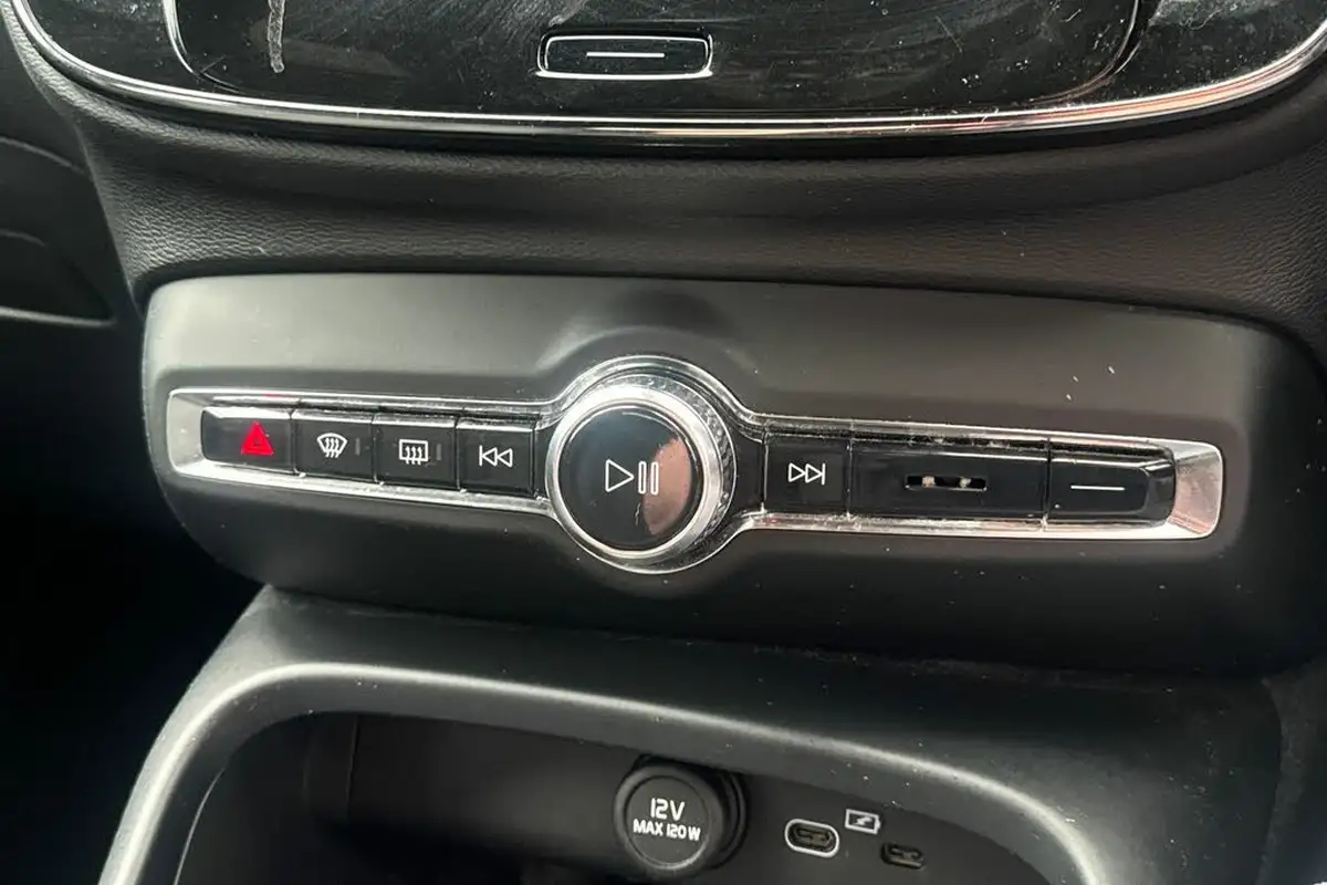 2021-volvo-xc40-e-twin-recharge-big-13
