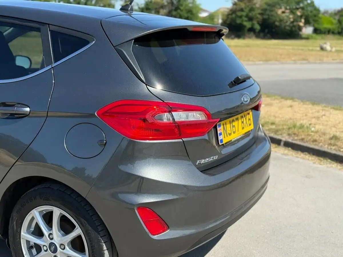 2017-ford-fiesta-10t-zetec-100ps-ecoboost-ss-5d-big-23
