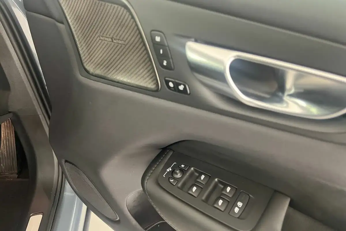 2024-volvo-xc60-20-b5-plus-big-28