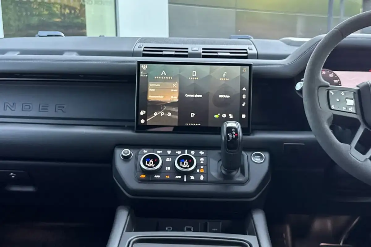 2022-land-rover-110-defender-50-p525-v8-big-14