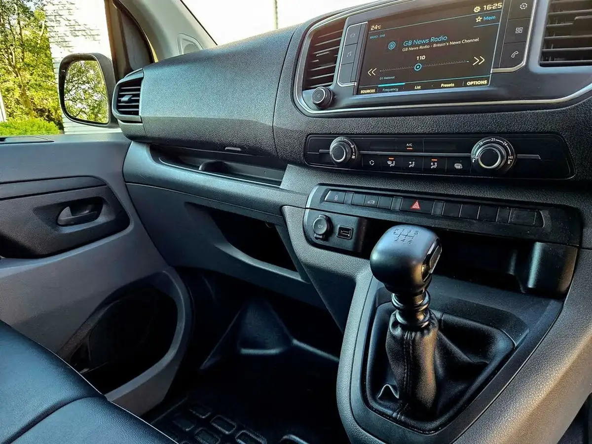 2019-peugeot-expert-15-bluehdi-professional-compact-1000-big-21