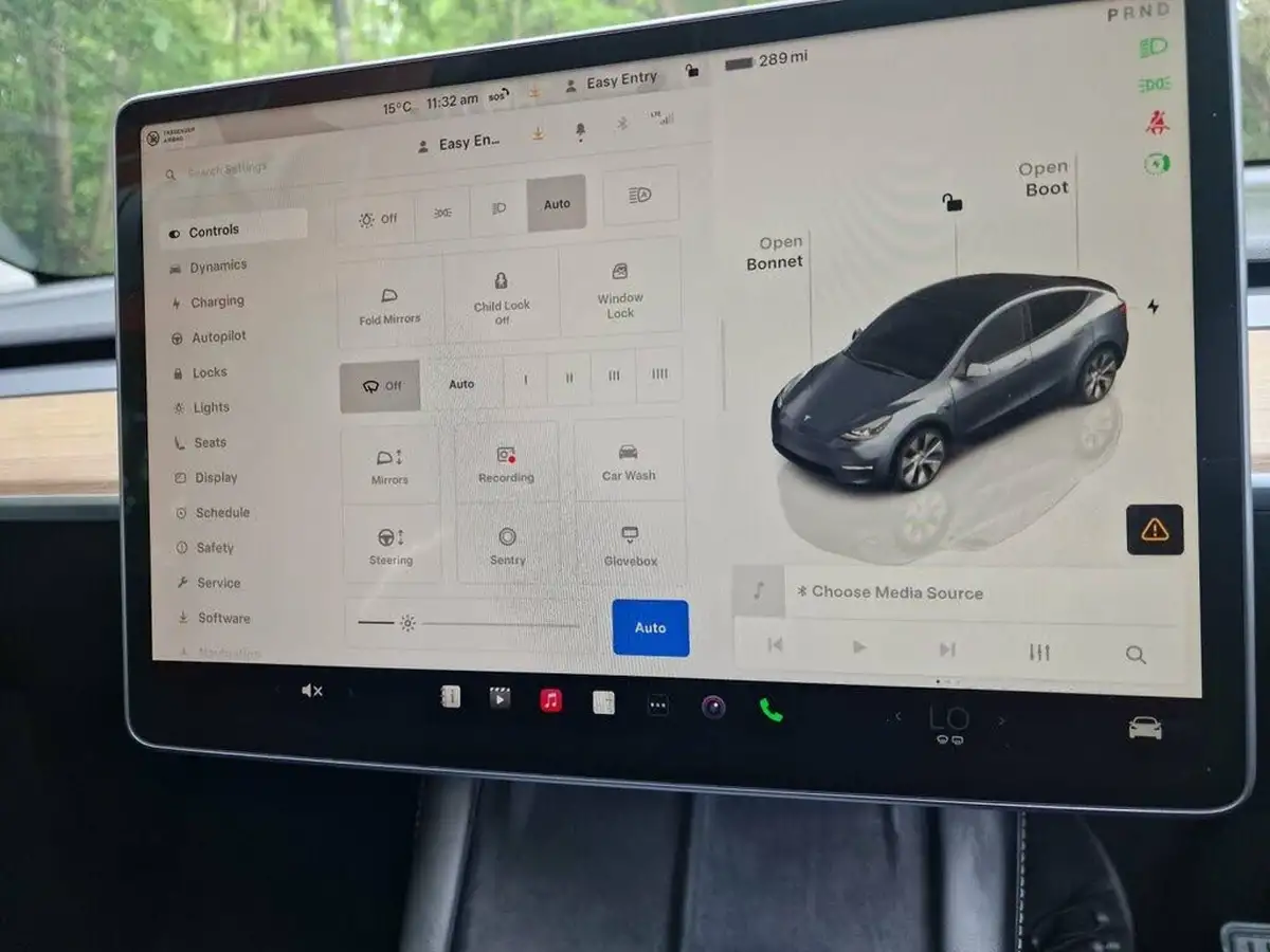 2022-tesla-model-y-e-long-range-big-25