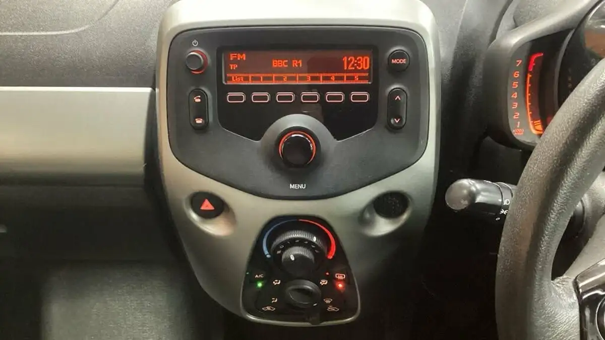 2015-toyota-aygo-10-vvt-i-x-play-3d-big-5
