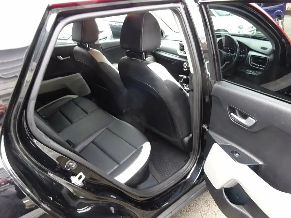 2020-kia-stonic-10-t-gdi-4-dct-big-17