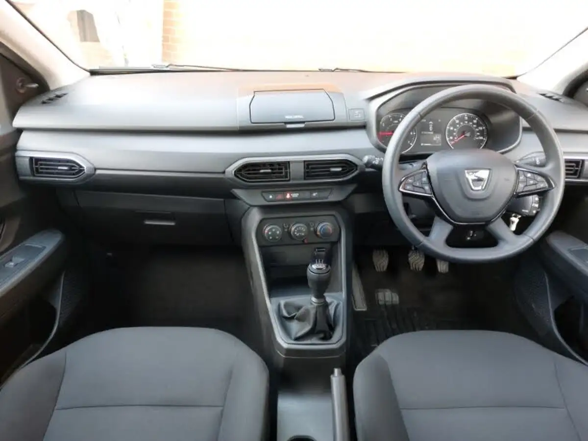 2022-dacia-sandero-10-sce-essential-big-2