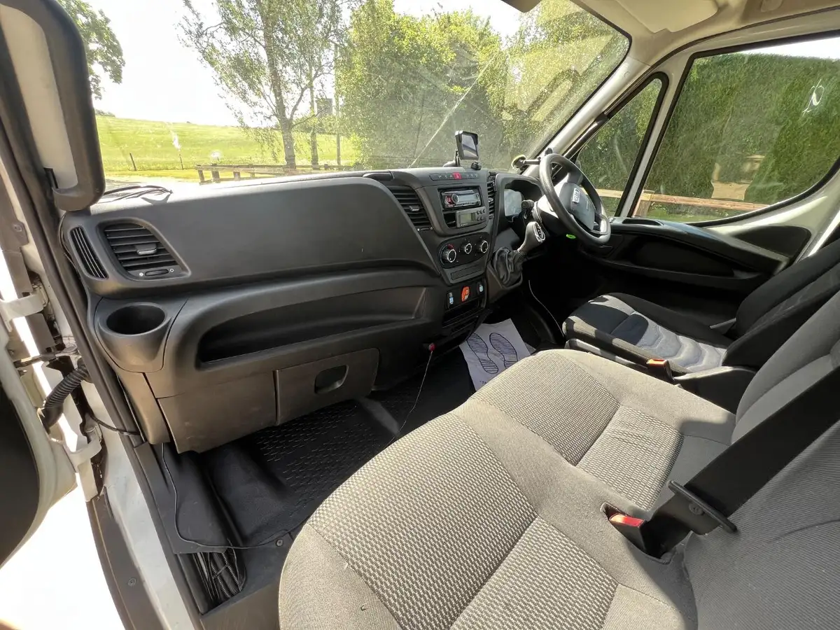2016-iveco-daily-s-class-23td-35s11-3000-big-11