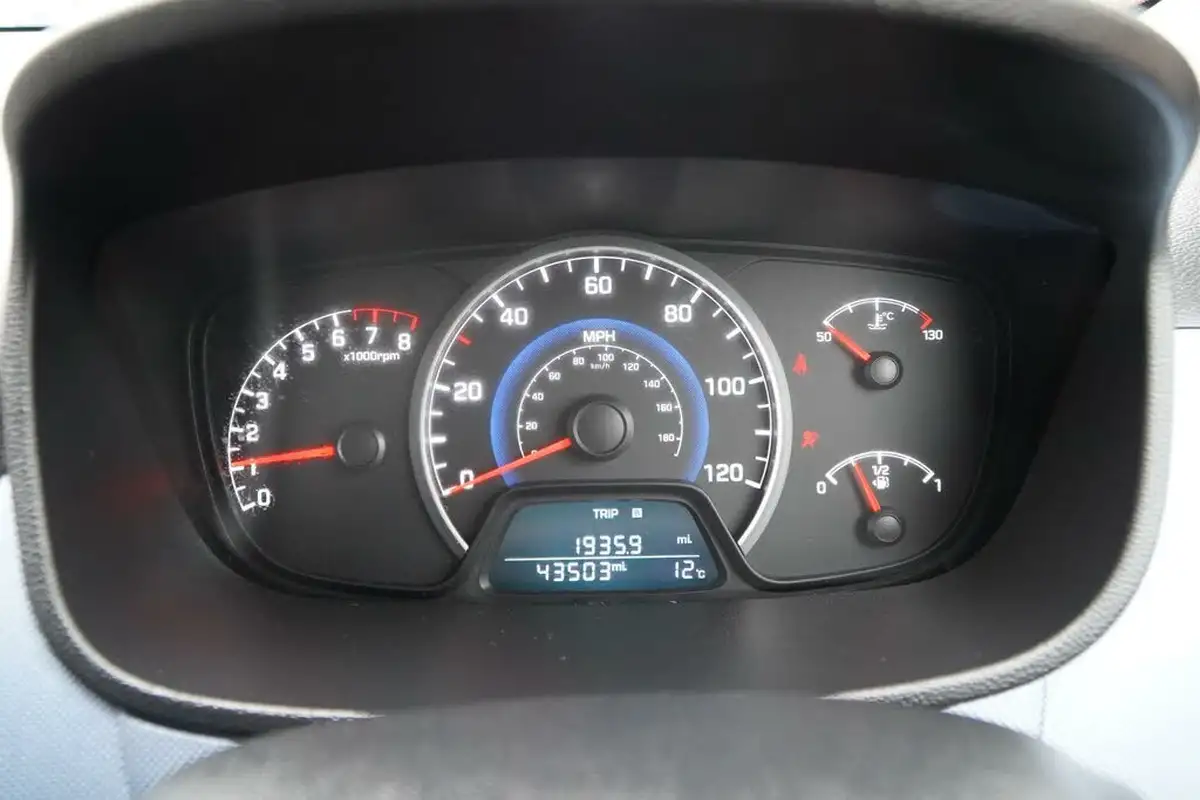 2014-hyundai-i10-10-premium-big-43