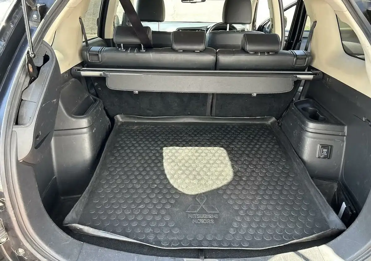 2016-mitsubishi-outlander-20-gx4h-phev-big-11